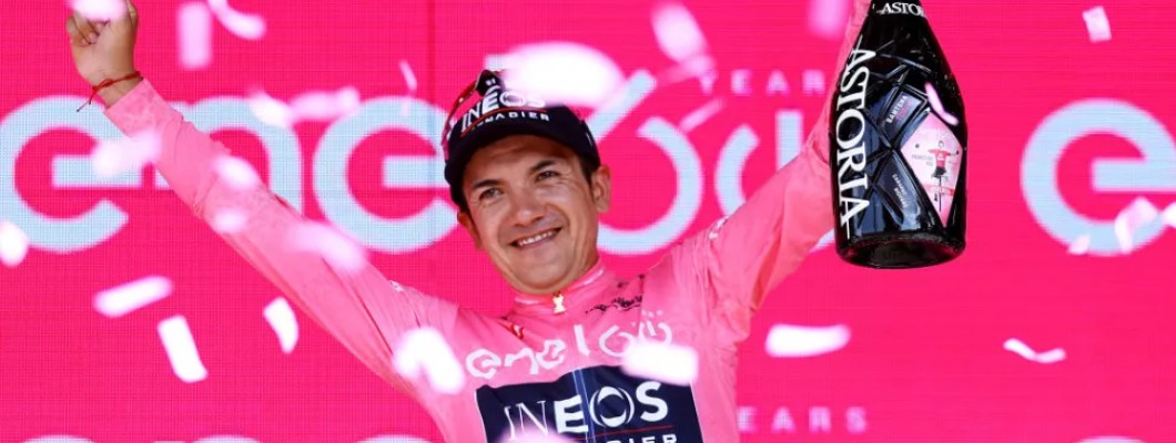Carapaz dans la maglia rosa du leader commence