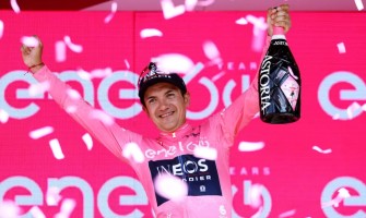 Carapaz dans la maglia rosa du leader commence