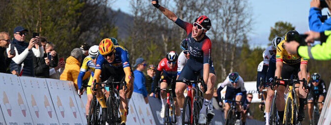 Ethan Hayter entre dans la deuxième étape avec Tobias Johannessen devant