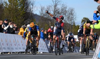 Ethan Hayter entre dans la deuxième étape avec Tobias Johannessen devant